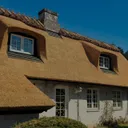 Stråtækt tag på et ældre hus
